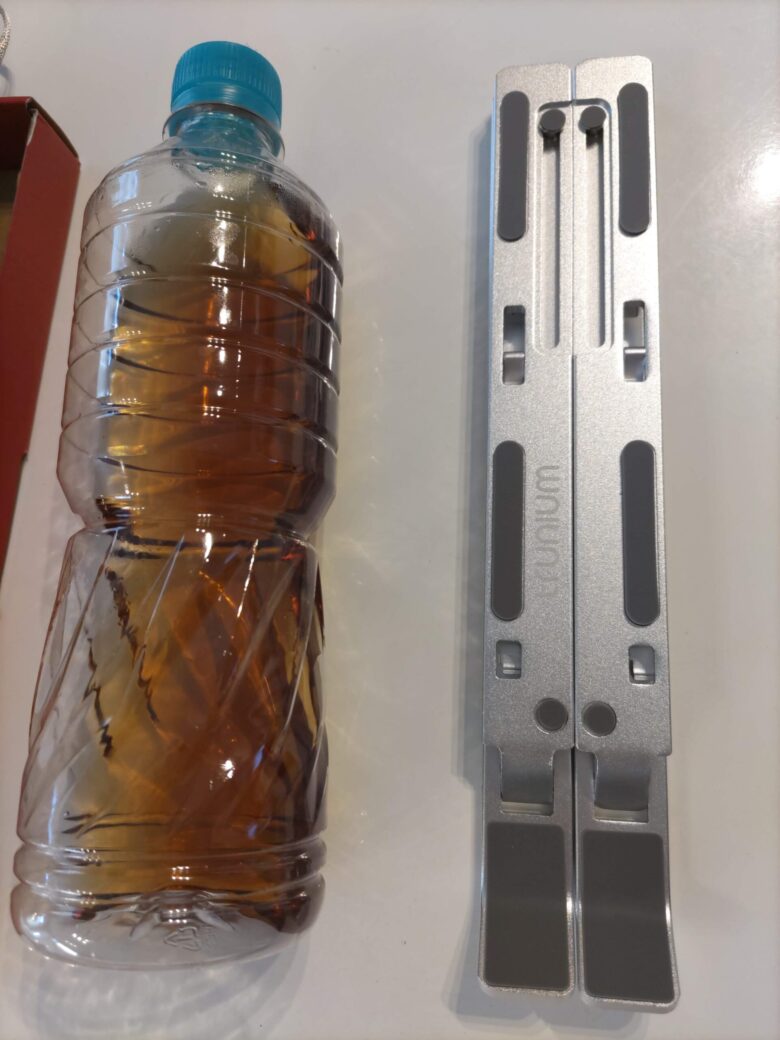 TRUNIUM PCスタンド折りたたみ時とペットボトルの比較