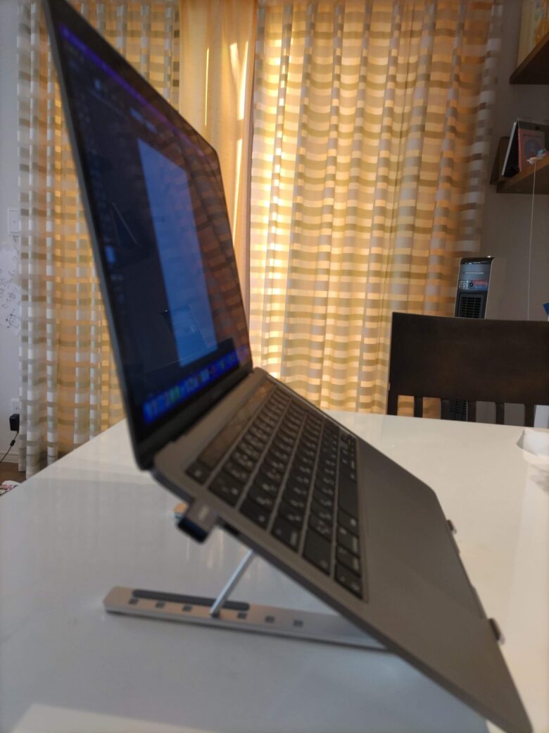 TRUNIUM PCスタンドにノートPCを乗せた様子を横から写した写真