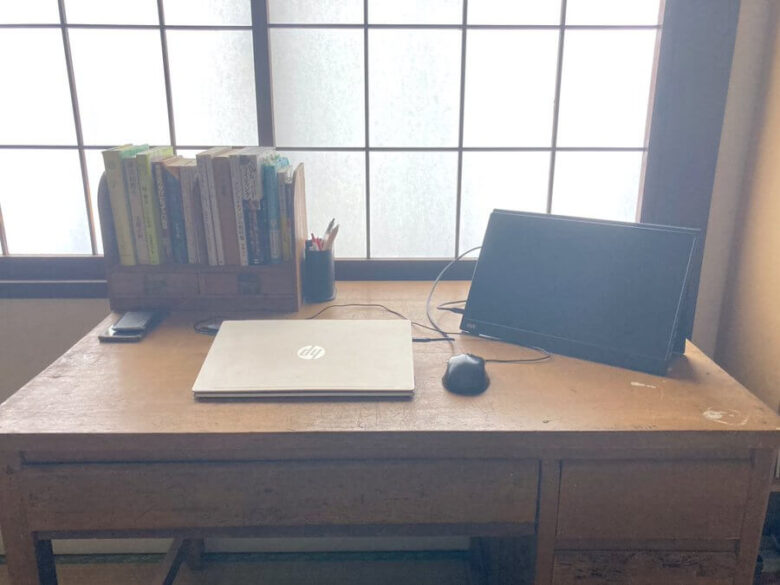 昭和の学習机を用いたノスタルジックなデスクの写真